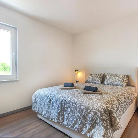 Fortuna - Spatious For 8 Guests With Pool And Garden, Istrien * Raša
